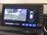 リバースギアに入れるだけで後方の表示へ切り替わります。夜間や雨の日の駐車も楽になりますよ。