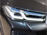 【LEDヘッドライト】先進のLEDテクノロジーを採用。放射される白色光の周波特性は太陽光に近く、バイキセノン・ヘッドライトを上回るコントラストで更に明るく輝きます!