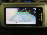 車両後方の映像を映すバックモニター。進路を確認しながら安全に車庫入れできます。