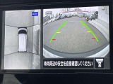 車を真上から見ているように、周囲の状況を把握しながら安心して駐車が行えるアラウンドビューモニター!