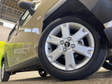 【純正15インチアルミホイール】外観にマッチした純正アルミホイールを装着しております。各種社外アルミホイールや、スタッドレスタイヤも取扱いしております。是非ご相談ください♪