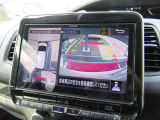 車を上から見下ろしているかのような映像で周囲の状況を確認できるアラウンドビューモニター。狭い駐車場や駐車が苦手な方でも安心。