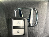 【Hondaスマートキー】カバンやポケットに入れたままでもドアの施錠・解錠が可能なスマートキーを装備。エンジンのオン・オフ時もカギを取り出す必要が無いからとっても便利です♪