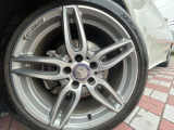 ●純正18インチアルミホイール:輸入車ならではの卓越した走りを支えるホイールと足回りです!日本車の走りに慣れている方にもぜひ体感して頂きたいほど、高いレベルでまとまっています!