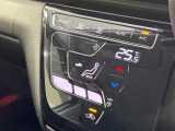 【オートエアコン】一度お好みの温度に設定すれば、車内の温度を検知し風量や温度を自動で調整。暑い&hellip;寒い&hellip;と何度もスイッチ操作をする必要はありません。快適な車内空間には必須の機能ですね♪