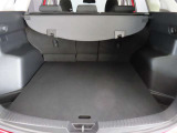 CX-5.のラゲッジルームです。左右の張出しが少なく、フラットな床面ですのでお荷物も載せやすくなっています。ゴルフバックが横積み出来るのでゴルファーの皆様には好評です♪