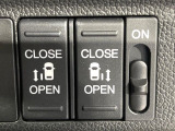 【両側パワースライドドア】スマートキーや運転席のスイッチで後席両側スライドドアの開閉が可能♪電動だから力を入れてドアを開ける必要が無く、小さなお子様でも簡単に開け閉めでき快適です♪