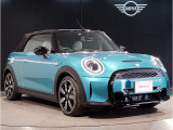 MINIのフロントグリルのデザインはイギリスで生まれた当初から、シルバーのサイドバーが折り重なった伝統的なデザインで御座います。その伝統はBMWのお車になってからでも少しずつ形を変えて守られております