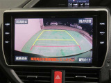 車両後方の映像を映すバックモニター。進路を確認しながら安全に車庫入れできます。