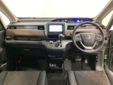 車内は光触媒抗菌消臭施工済です。インパネ周りはスタイリッシュなデザインです。グローブボックスやカップホルダーのほかにトレーなどたくさんの収納スペースが付いています。