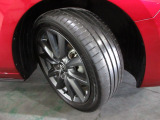 タイヤは TOYO PROXES-R51A 2021年製がついています。そして足元を精悍に引き締めるマツダ純正18インチアルミホイール、おしゃれは足元から、カッコイイですね!