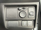 【電動格納ミラー】サイドミラーは電動格納式となっており、狭い駐車場でもキズがつくリスクを抑えられます。
