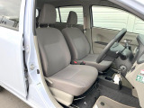 運転席まわりには十分なスペースがあり、大柄な方でもゆったり運転していただける環境です。