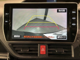 リバースギアに入れるだけで後方の表示へ切り替わります。夜間や雨の日の駐車も楽になりますよ。