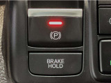指先の操作でパーキングブレーキの「作動と解除」が行うことができる装備。ブレーキペダルから足を離しても停止し続けてくれるオートブレーキホールド機能。信号待ちなどの際には便利。ECO運転で低燃費走行♪