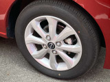 アルミホイール付!鉄ホイールと違って軽いので燃費にも影響してきます。ガソリンの高騰に少しは貢献します!