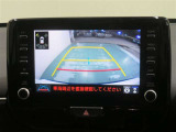 車両後方の映像を映すバックモニター。進路を確認しながら安全に車庫入れできます。