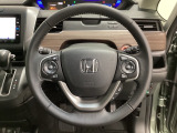 ハンドルにHondaセンシング系のクルーズコントロールやレーンキープアシストなどのスイッチと、オーディオの操作スイッチが装備されています。ハンドルから手を離さず安全に操作できます。