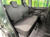 後部座席も気になるようなキズ・汚れやへたり等、大きなダメージはなく、良好な状態です。