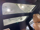 【パノラマルーフ】大型のガラスルーフ搭載で車内の解放感が一気にアップ!開放的なドライブをお楽しみいただけます。