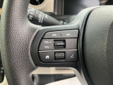 【ハンドルリモコン】運転中でも手を離さずにオーディオ操作ができ、安全性と快適性がアップします。音量調整や曲送りもスムーズで、視線をそらさずに操作できます。