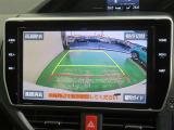 車両後方の映像を映すバックモニター。進路を確認しながら安全に車庫入れできます。
