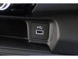 スマートフォンなどの音楽再生が可能なUSB接続ジャック装備車両です♪♪♪
