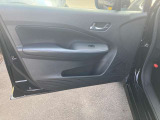 乗り降りで多く使用する助手席ドアですが、目立った傷や汚れもなく綺麗です!