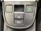 セレクトレバーの下に電子制御パーキングブレーキがあります。スイッチひとつで、停車した地点の傾斜などをシステムが検知・判断してブレーキ力を自動的に最適制御し、しっかり停車できるパーキングシステムです。