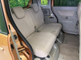 後部座席も気になるようなキズ・汚れやへたり等、大きなダメージはなく、良好な状態です。