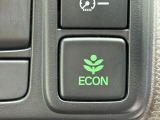 ワンタッチで省燃費走行をサポートするECONスイッチを装備。