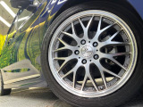 【17インチアルミホイール】外観にマッチしたアルミホイールを装着しております。各種アルミホイールや、スタッドレスタイヤも取扱いしております。是非ご相談ください♪