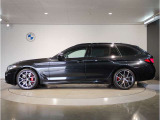 【拘りのFR】BMWが多く採用するFR車。ダイレクトでスポーティな加速感・シャープなハンドリングを実現。縦置きエンジンレイアウトにより、フラットで上質な乗り味です。