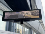 インテリジェントルームミラー☆後席に乗っている人や、大きな荷物を載せていると見にくくなりがちな後方視界。。こちらは車両後方のカメラ映像をミラーに映すので、天候にも影響されないクリアな後方視界を実現☆