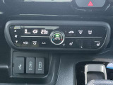 オートエアコン。運転席、助手席を温めるシートヒーターのスイッチです。