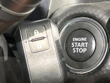 【キーレススタートシステム】カバンやポケットに入れたままでもドアの施錠・解錠が可能なスマートキーを装備。エンジンのオン・オフ時もカギを取り出す必要が無いからとっても便利です♪