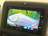 【バックカメラ】駐車時に後方がリアルタイム映像で確認できます。大型商業施設や立体駐車場での駐車時や、夜間のバック時に大活躍!運転スキルに関わらず、今や必須となった装備のひとつです!