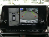 これが【アラウンドビューモニター】上空から見下ろしているかのような映像を映し出して、スムーズな駐車をアシスト