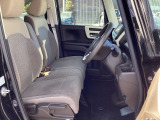 フロントシートはベンチシートです。ベンチシ―トは運転席と助手席の移動もスムーズ!狭い駐車場での乗り降りに便利です。