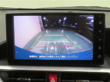 車両後方の映像を映すバックモニター。進路を確認しながら安全に車庫入れできます。