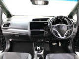 操作性に優れた運転席となります!小物入れや各ボタンの配置にこだわり、使いやすいです!座り心地もよく視認性も良好なのでロングドライブもお任せ下さい!