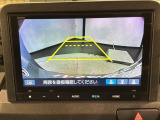 リバースギアに入れるだけで後方の表示へ切り替わります。夜間や雨の日の駐車も楽になりますよ。