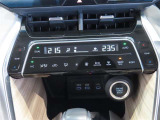 左右独立温度コントロールフルオートエアコンです。運転席、助手席それぞれで独立して温度設定ができます。冷え性の方が乗っても安心ですね♪