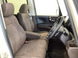 【前席】充分な広さを確保した、快適な前席!インテリアカラーも落ち着いたお色です♪センターアームレストも付いて、リラックスした姿勢で運転していただけます♪
