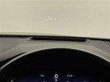 【ヘッドアップディスプレイ】フロントウインドウガラスに運転支援システムの作動状況やナビゲーションの案内表示など、走行に関するさまざまな情報を表示できます。(表示内容は車種により異なります)