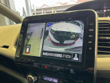 ギアをバックに入れるとナビ画面に、まるで雲の上から覗いているような映像が映り、駐車をサポートしてくれます!