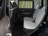 後席も足元広々で快適にドライブ出来ます♪
