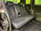 後部座席も気になるようなキズ・汚れやへたり等、大きなダメージはなく、良好な状態です。