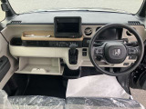 【運転席・助手席エアバッグ】エアバッグ装備で、もしもの事故の時に被害を軽減します。ハンドルのリモコンでオーディオの操作が可能です。