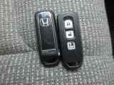 スマートキー付!キーを取り出さなくてもドアロックの施錠・開錠、エンジンの始動が出来ます!雨の日や荷物の多い日にとても便利ですね♪